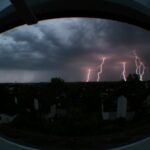 6 Blitze auf einem (komplett unbearbeiteten) Foto - Belichtungszeit: 4 Sekunden